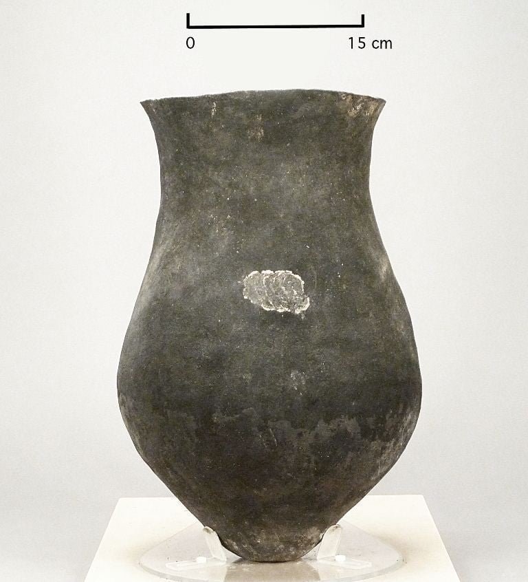 Dinetah Gray jar
Vessel from MIAC Collectons 53033. BLM Dinetah Survey Project. Photograph by Carol Price.